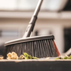 Solid Bezem M - Fiskars -FloraHome Verkoopwinkel solid bezem m fiskars 3